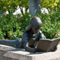 Estatua de lectura de niña de bronce